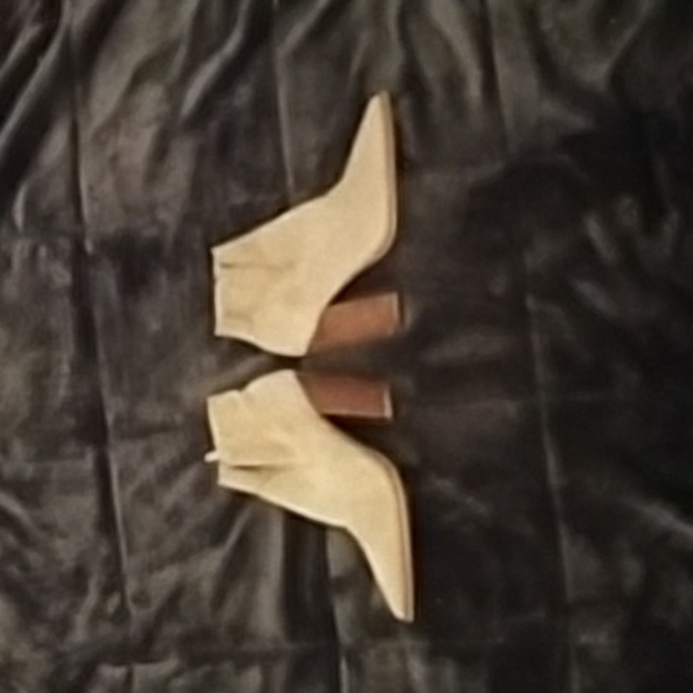 Vince Camuto Welland Sable Suede Pointed Toe Block Heel Ankle Booties EUC